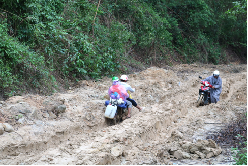 Nhân dân xã Ba Khâm và Ba Trang khổ vì 1,3km đường chưa được đầu tư