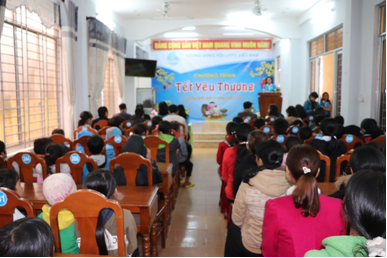 Chủ tịch Hội Liên hiệp phụ nữ Việt Nam Hà Thị Nga thăm, tặng quà tại huyện Ba Tơ