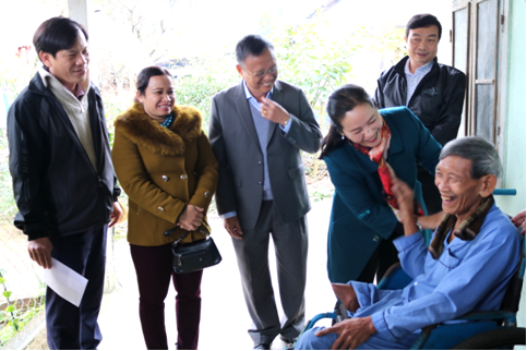 Phó Chủ tịch HĐND tỉnh ĐinhThị Hồng Minh đã đến thăm, chúc Tết các gia đình chính sách, hộ nghèo trên địa bàn huyện Ba Tơ