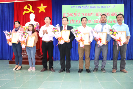 Ủy ban nhân dân huyện Ba Tơ tổ chức Lễ công bố và trao giấy chứng nhận cho các sản phẩm đăc trưng của huyện