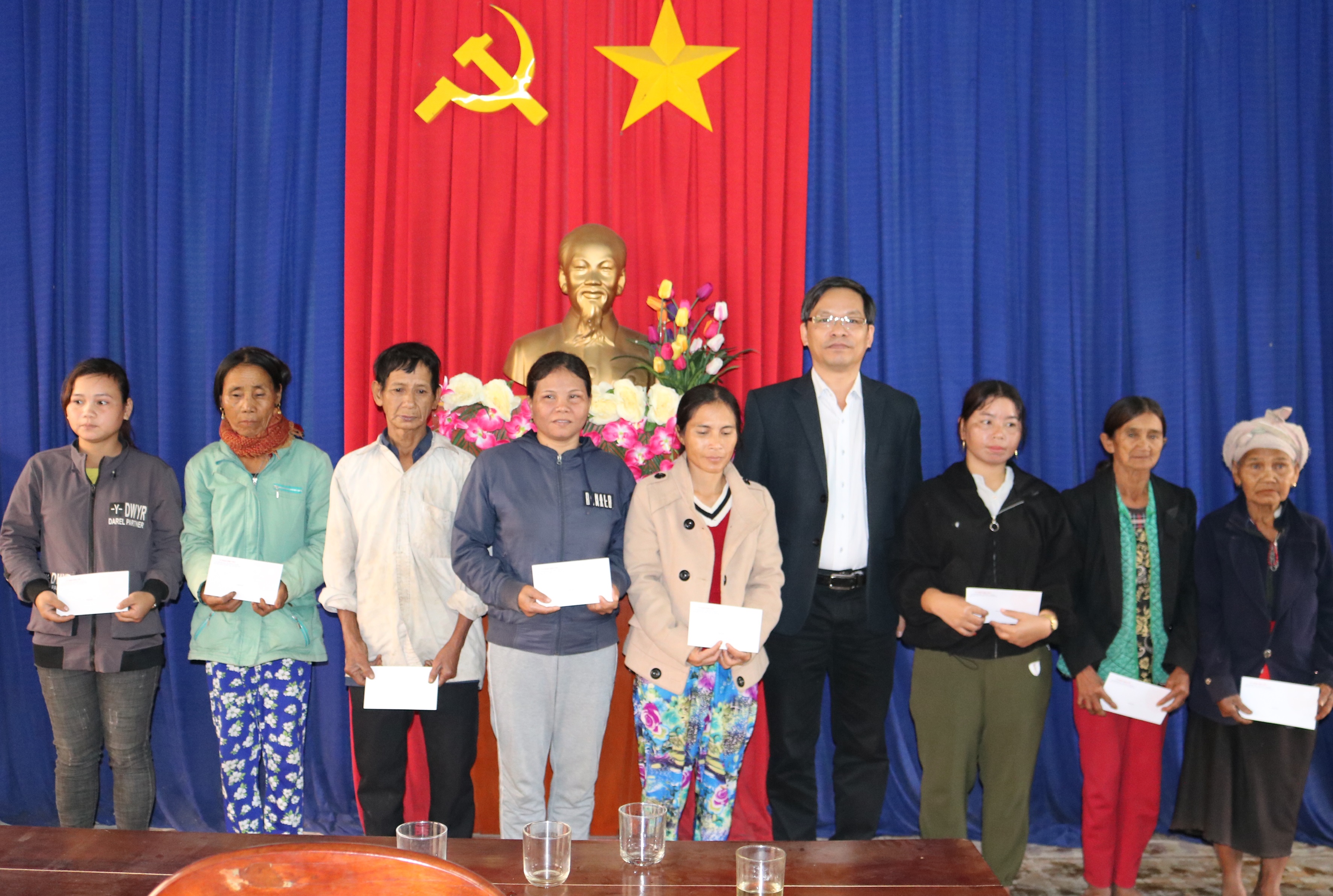 Ban Dân tộc tỉnh thăm, trao quà Tết của Ủy ban Dân tộc cho các hộ nghèo, hộ đồng bào dân tộc thiểu số khó khăn ở thị trấn Ba Tơ và xã Ba Dinh