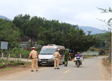 Đoàn công tác của huyện thăm và kiểm tra tại chốt kiểm dịch xã Ba Tiêu