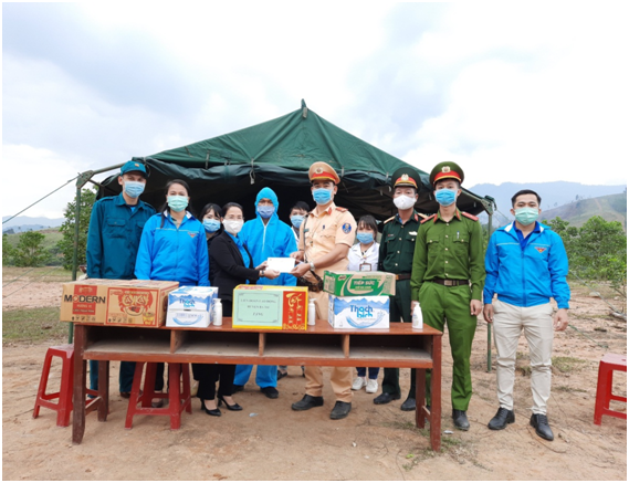 Liên đoàn Lao động huyện phối hợp với Đoàn huyện Ba Tơ tổ chức thăm và tặng quà tại chốt kiểm soát, phòng chống dịch bệnh Covid-19 trên địa bàn huyện