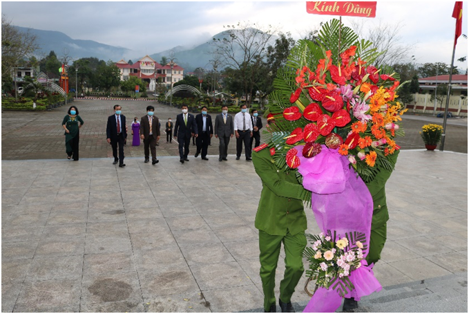 Huyện Ba Tơ tổ chức lễ dâng hương, dâng hoa tại tượng đài Khởi nghĩa Ba Tơ và đặt vòng hoa, viếng mộ liệt sỹ tại nghĩa trang liệt sỹ huyện nhân dịp Tết Nguyên đán Tân sửu năm 2021