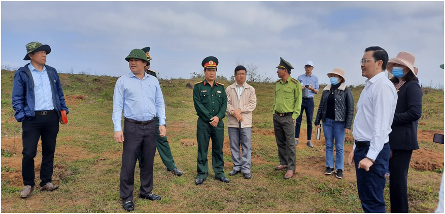 Khảo sát địa điểm lắp đặt cột đo gió trên thảo nguyên Bùi Hui, xã Ba Trang