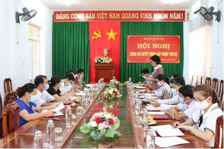 Huyện ủy Ba Tơ tổ chức Hội nghị công bố Quyết định sát nhập chi bộ