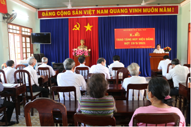 Trao Huy hiệu đảng cho 13 đảng viên thuộc Đảng bộ thị trấn Ba Tơ