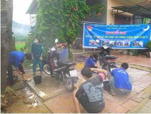 Đoàn viên thanh niên thị trấn Ba Tơ tổ chức chương trình rửa xe gây quỹ ủng hộ phòng chống dịch Covid-19