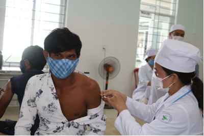 Trung tâm Y tế huyện Ba Tơ tổ chức tiêm vắc xin phòng COVID- 19 mũi 01, đợt II, năm 2021