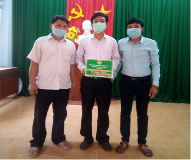 Chi hội nông dân Tổ dân phố Tài Năng, thị trấn Ba Tơ trao tiền góp vào Quỹ vắc-xin phòng chống Covid-19