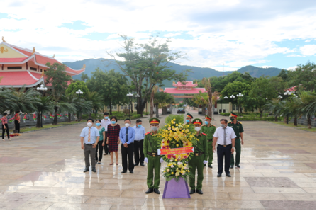 Huyện Ba Tơ viếng Nghĩa trang liệt sỹ huyện nhân kỷ niệm 74 năm Ngày thương binh liệt sĩ
