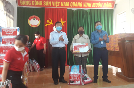 Thăm, tặng quà các hộ nghèo khó khăn ở thị trấn Ba Tơ và lực lượng tuyến đầu chống dịch tại huyện Ba Tơ
