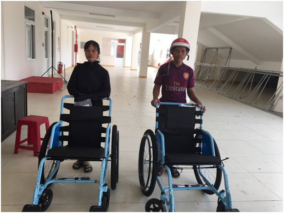 Cấp xe lăn cho người khuyết tật
