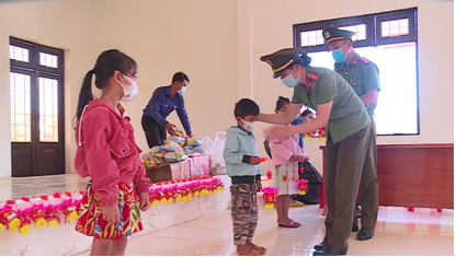 Đoàn thanh niên Công an tỉnh tặng quà Tết Trung thu cho trẻ em xã Ba Thành