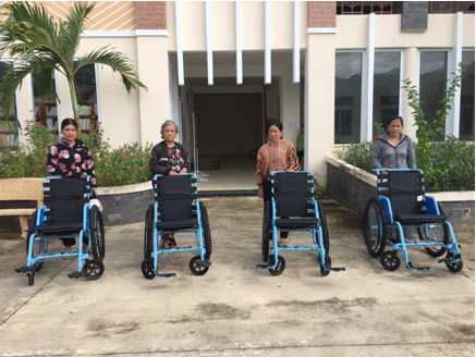 Trao tặng xe lăn cho người khuyết tậtvận động năm 2021