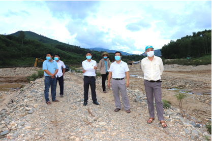 Phó Chủ tịch UBND huyện đi kiểm tra thực tế về tiến độ xử lý, khắc phục sạt lở bờ Sông Liên tại xã Ba Động