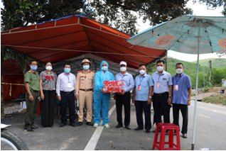 Ban Chỉ đạo phòng chống dịch Covid 19 huyện kiểm tra công tác phòng, chống dịch tại chốt kiểm tra y tế Km 17 QL 24 xã Ba Động