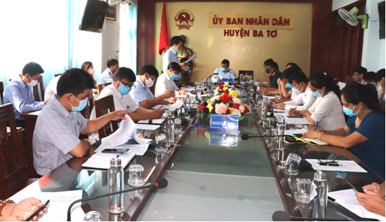 Đồng chí Phạm Xuân Vinh, Chủ tịch UBND huyện chủ trì cuộc họp thường kỳ UBND huyện tháng 9 và 9 tháng đầu năm 2021