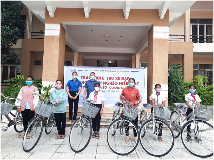 Đoàn Huyện Ba Tơ trao xe đạp cho các em học sinh nghèo