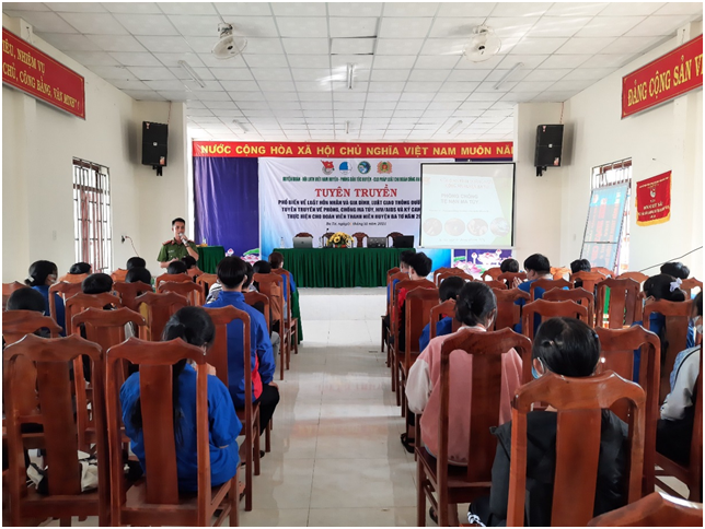 Huyện Đoàn Ba Tơ tổ chức hoạt động tuyên truyền pháp luật cho đoàn viên, thanh niên tại xã Ba Cung