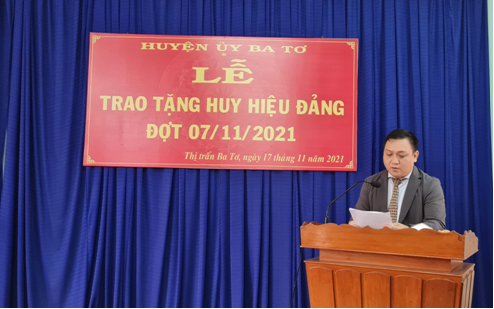 Huyện ủy Ba Tơ tặng Huy hiệu Đảng đợt 7-11-2021