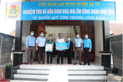 Liên đoàn Lao động huyện Ba Tơ tổ chức bàn giao nhà 
