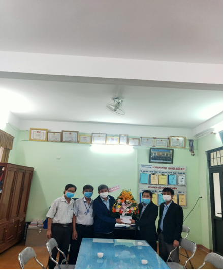 Đồng chí Lữ Đình Tích - Phó Chủ tịch huyện đi thăm và tặng quà Trường THPT Dân tộc nội trú tỉnh Quảng Ngãi