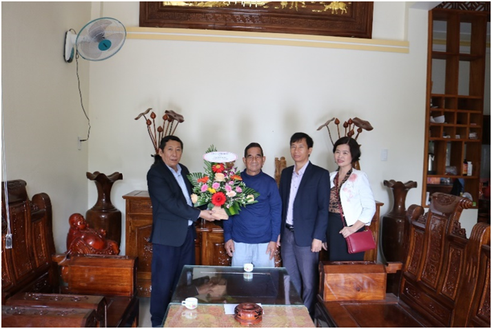 Lãnh đạo huyện thăm, tặng hoa chúc mừng nhà giáo nguyên lãnh đạo huyện nhân ngày Nhà giáo Việt Nam