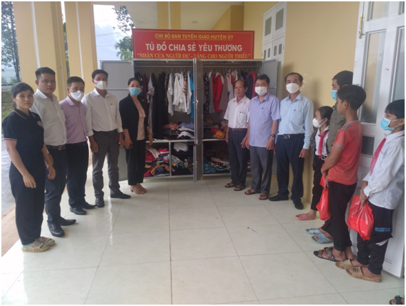 Chi bộ Ban Tuyên giáo Huyện ủy ra mắt mô hình tủ đồ “chia sẻ yêu thương” cho người nghèo xã Ba Vinh