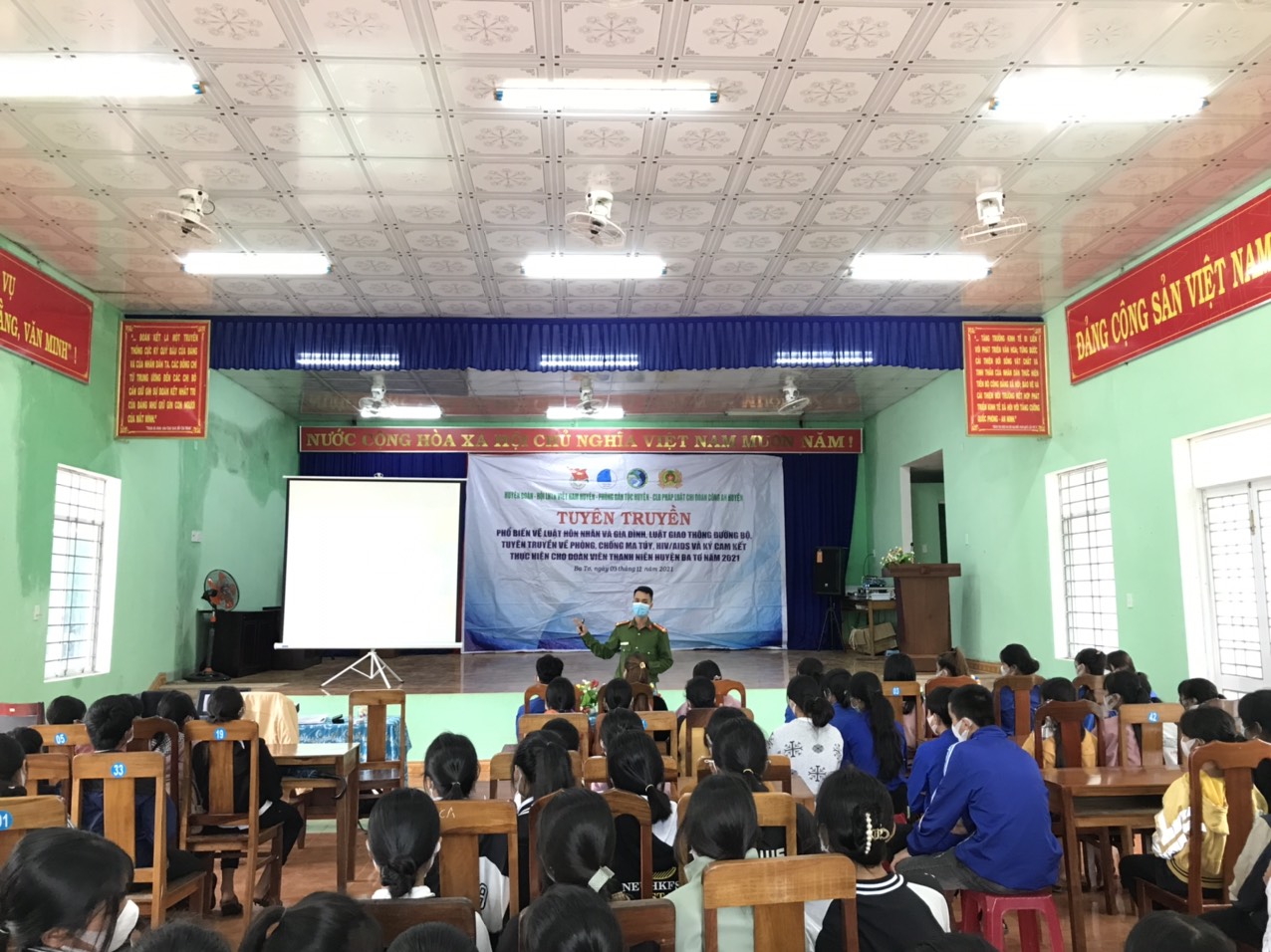 Đoàn Huyện Ba Tơ tổ chức hoạt động tuyên truyền pháp luật cho đoàn viên, thanh niên tại xã Ba Tô