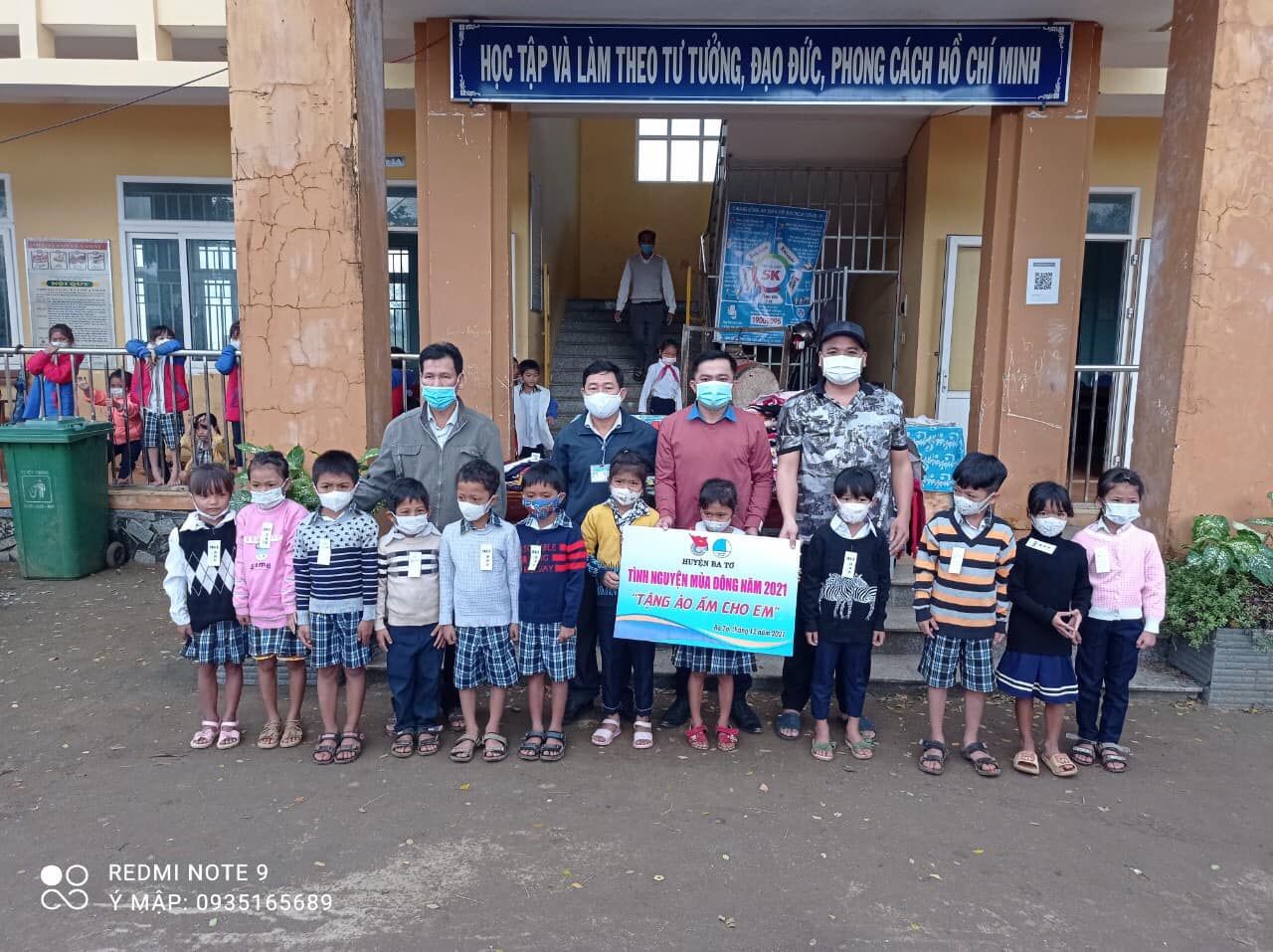 Đoàn huyện Ba Tơ Tổ chức tặng áo ấm cho các em học sinh tại xã Ba Khâm