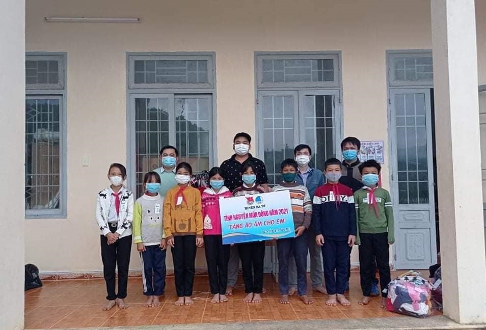 Đoàn Huyện Ba Tơ tổ chức tặng áo ấm cho các em học sinh tại xã Ba Nam