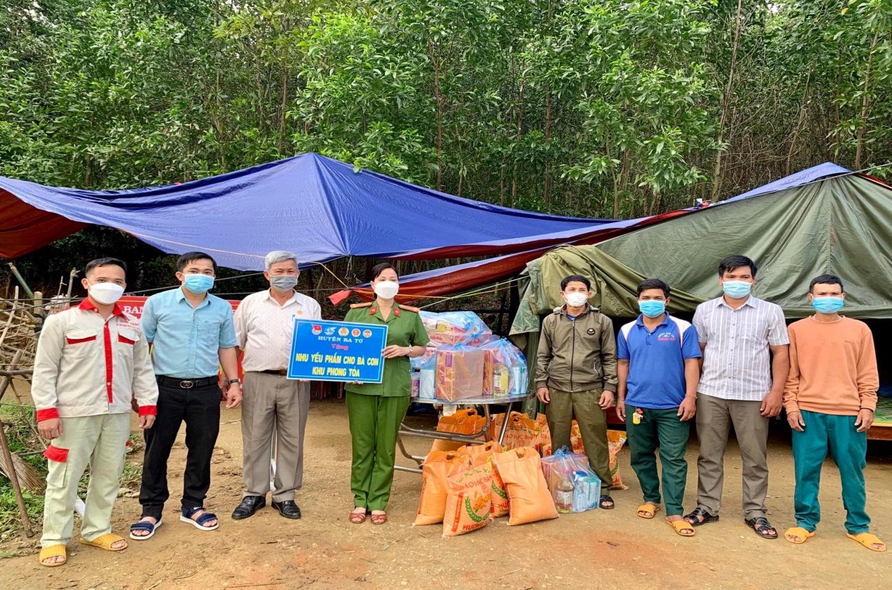 Đoàn huyện Ba Tơ phối hợp tặng nhu yếu phẩm cho bà con khu phong tỏa tại thôn Ba Lăng - xã Ba Ngạc