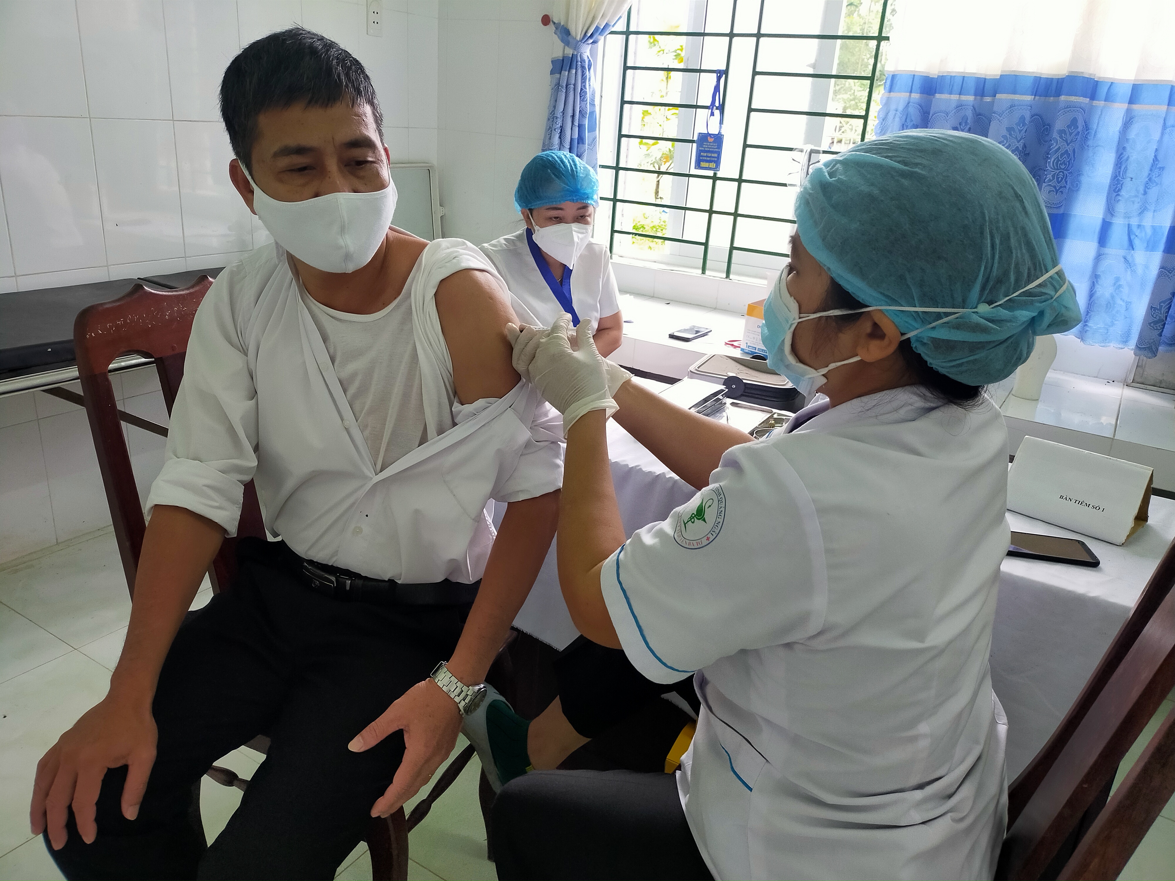 Trung tâm Y tế huyện Ba Tơ triển khai tiêm mũi 3 vắc xin Covid-19