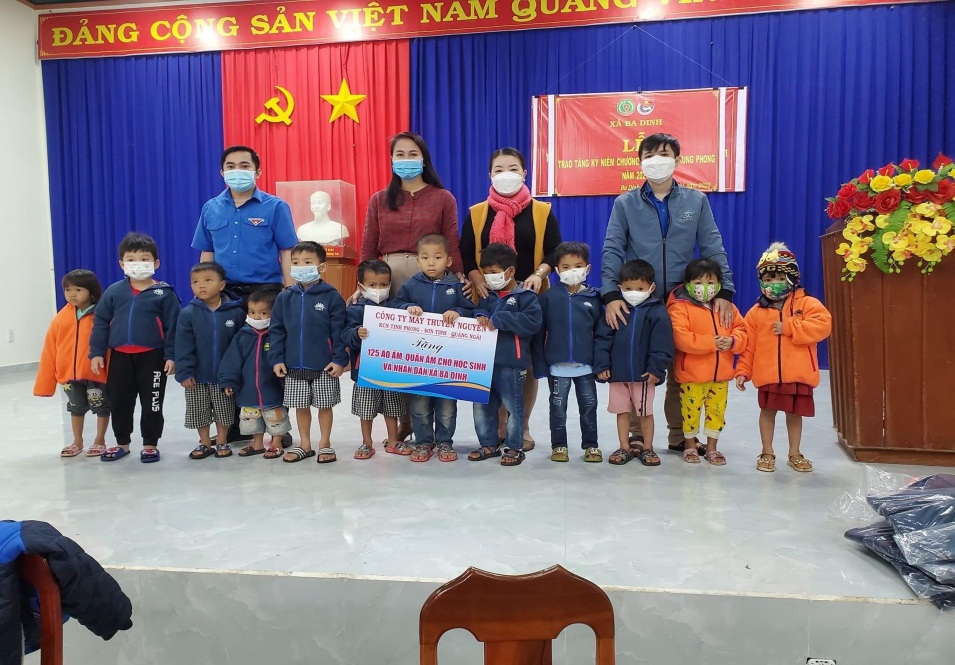 Huyện Đoàn Ba Tơ tổ chức tặng áo ấm cho các em học sinh tại xã Ba Dinh