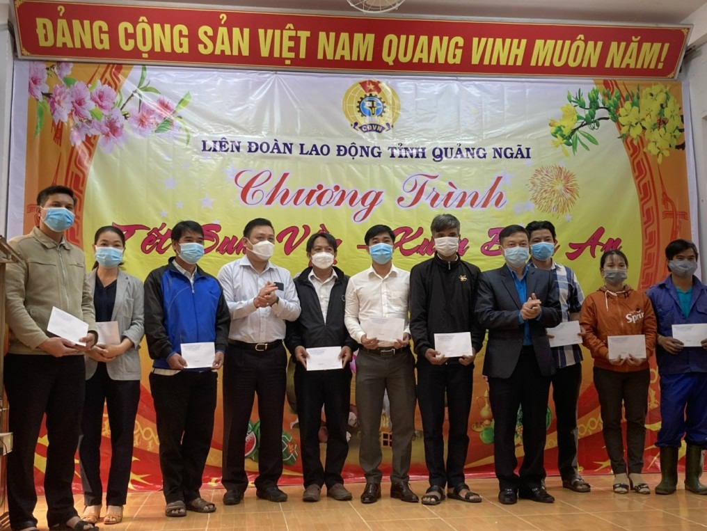 LĐLĐ tỉnh Quảng Ngãi trao quà Tết cho đoàn viên, người lao động khó khăn nhân dịp Tết nguyên đán Nhâm Dần năm 2022