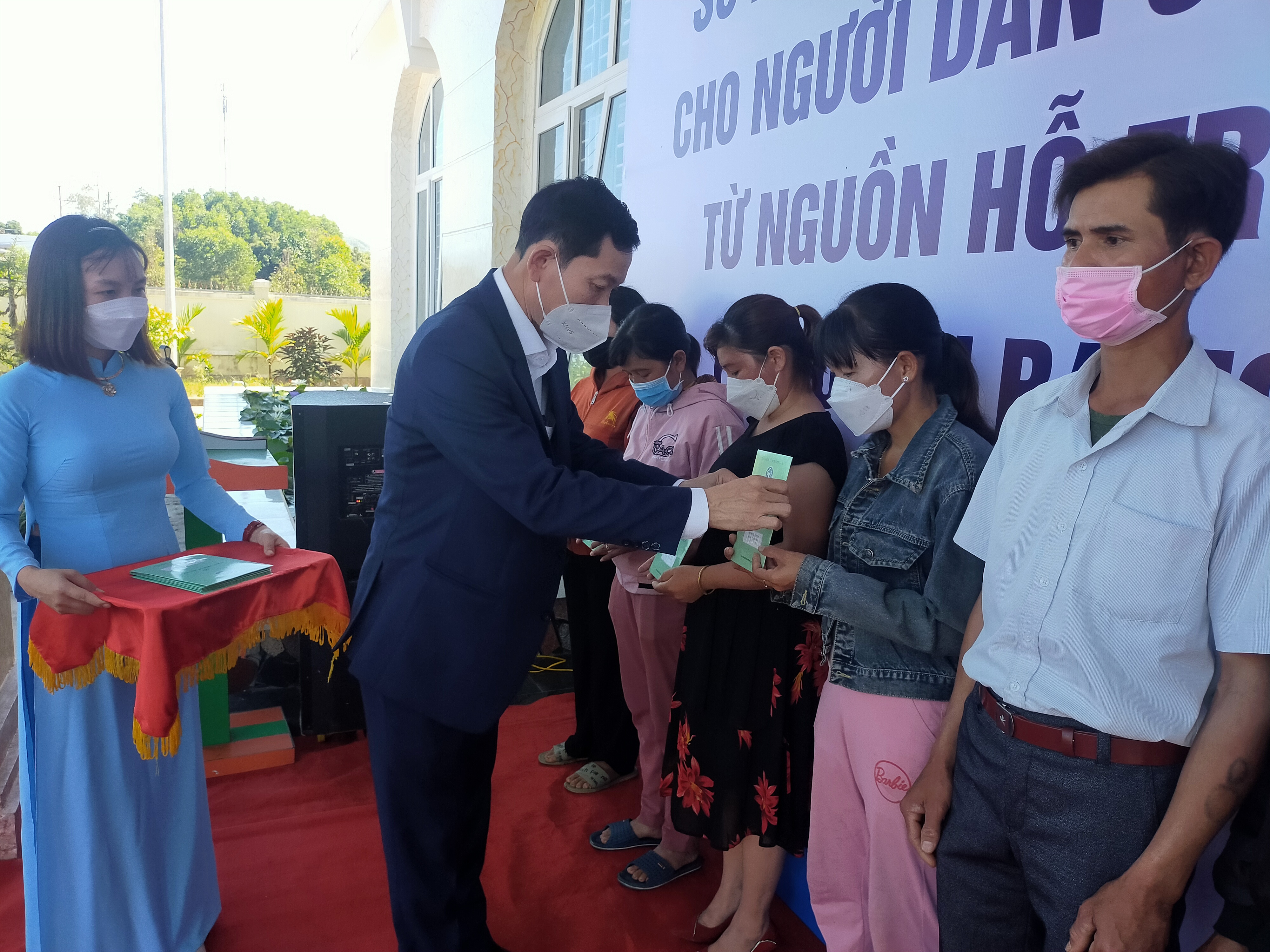 Trao tặng sổ Bảo hiểm xã hội và thẻ Bảo hiểm y tế cho người có hoàn cảnh khó khăn tại huyện Ba Tơ