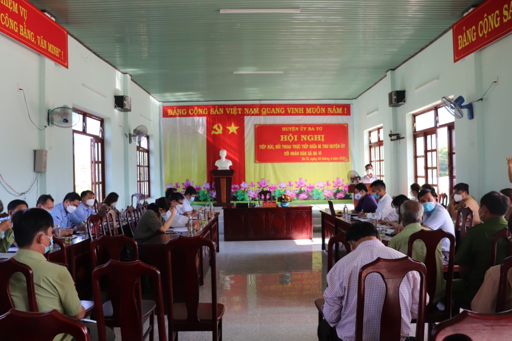 Bí thư Huyện ủy Ba Tơ đối thoại với Nhân dân xã Ba Vì