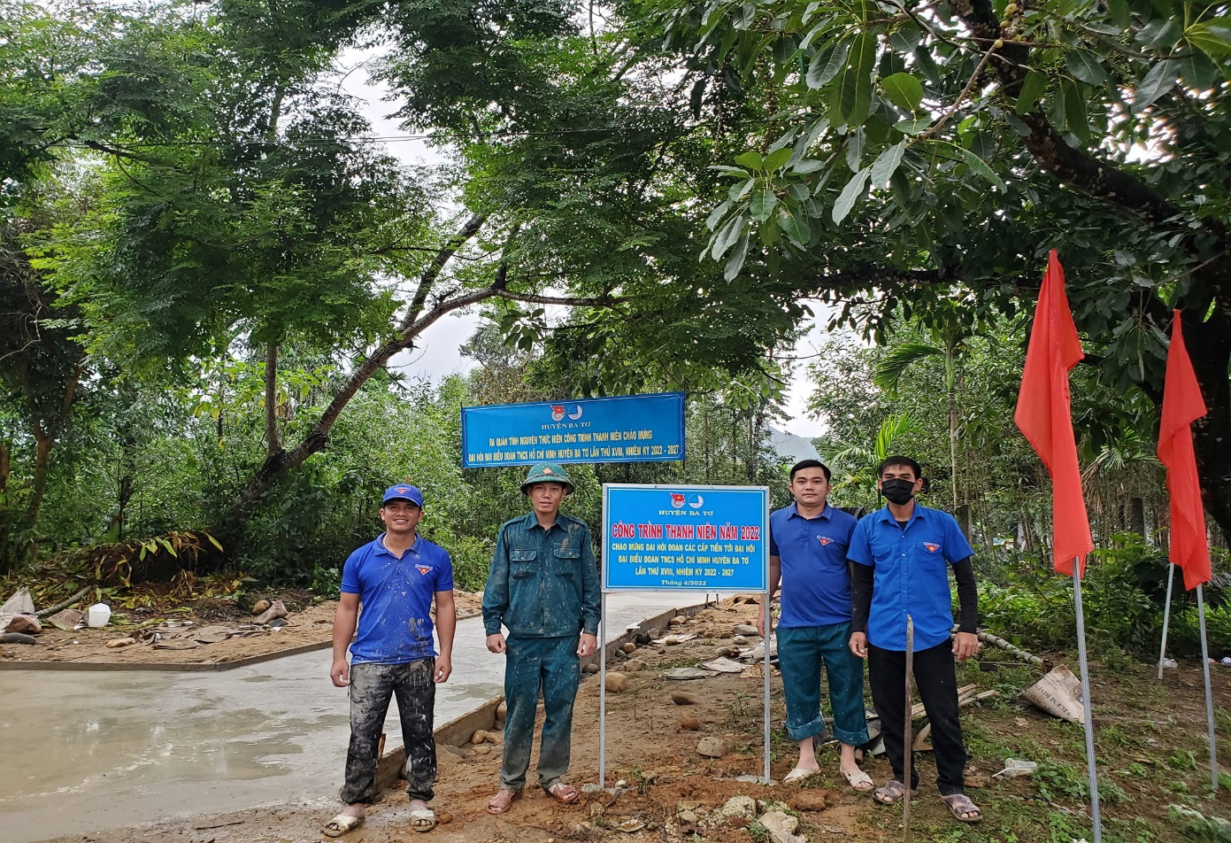 Đoàn huyện Ba Tơ tổ chức ra quân làm đường bê tông nông thôn tại xã Ba Thành