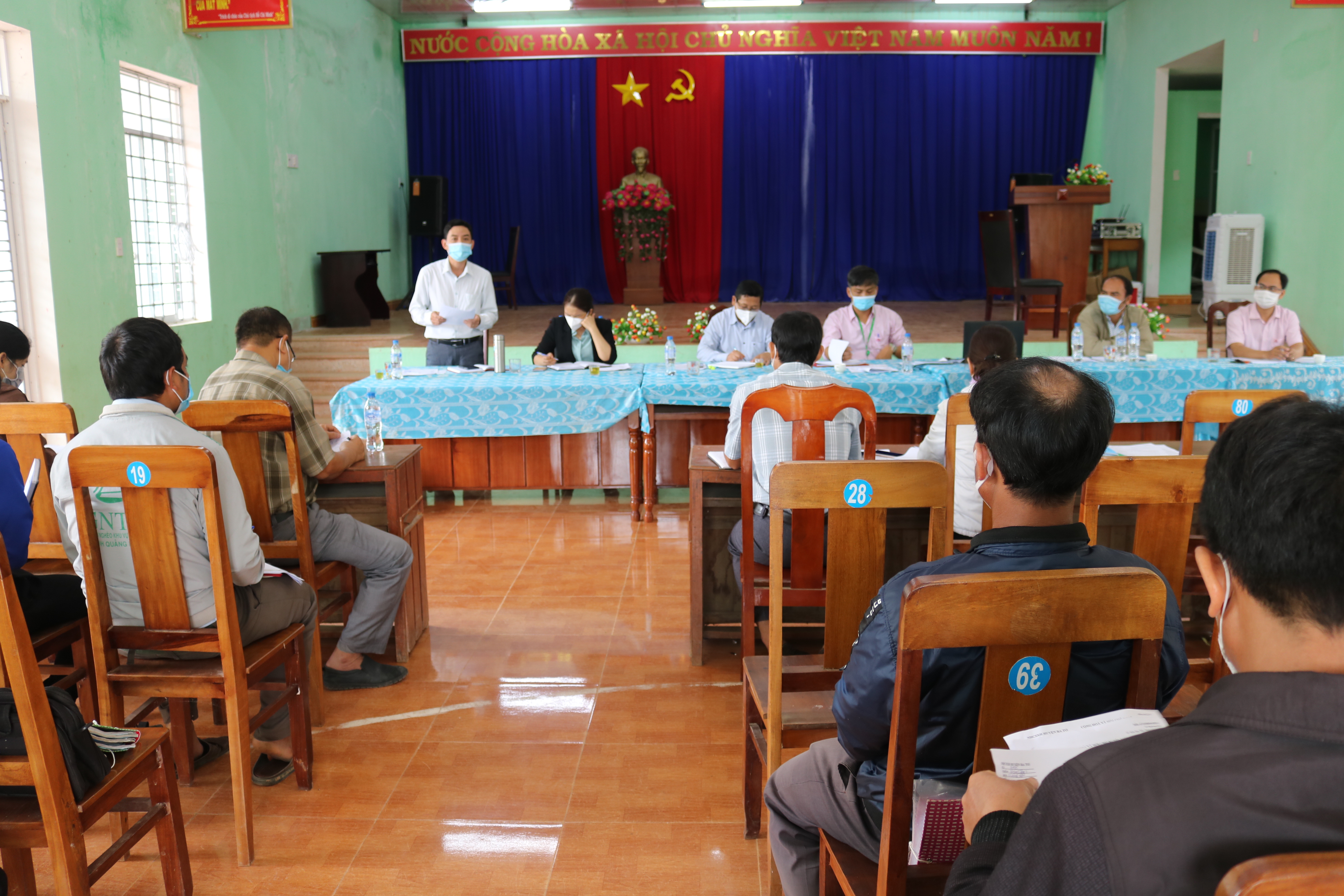 Đồng chí Lữ Đình Tích - Phó Chủ tịch UBND huyện làm việc tại UBND xã Ba Tô về các chương trình tín dụng chính sách ưu đãi