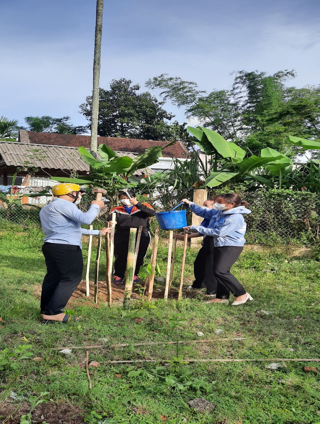 Các cấp Công đoàn huyện Ba Tơ hưởng ứng trồng cây nhân kỷ niệm 132 năm sinh nhật Bác Hồ và thực hiện Đề án trồng 01 tỷ cây xanh của Thủ tướng Chính phủ