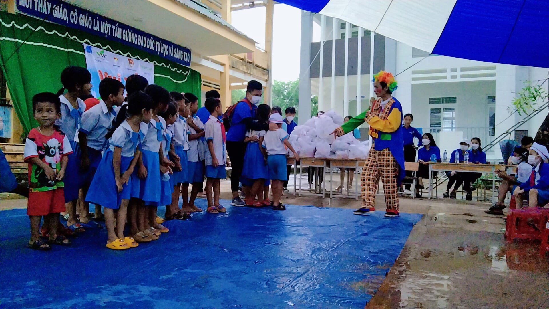 Huyện Đoàn Ba Tơ phối hợp tổ chức tặng quà cho các em học sinh tại Trường Tiêu học và Trung học cơ sở Ba Điền