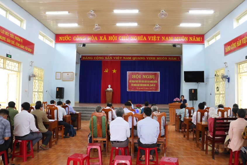 Chủ tịch UBND huyện đối thoại với Nhân dân thôn Mang Krá, xã Ba Xa