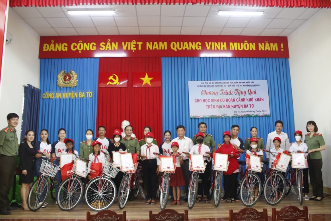 Trao tặng xe đạp và quà cho các em học sinh có hoàn cảnh đặc biệt khó khăn