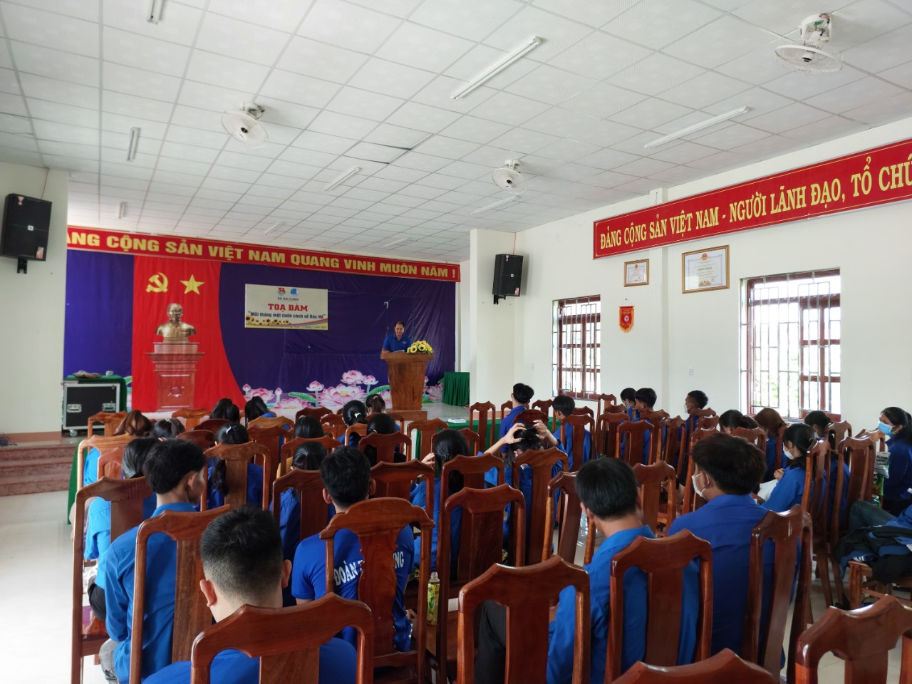 Đoàn huyện Ba Tơ chỉ đạo Đoàn xã Ba Cung tổ chức điểm Tọa đàm mỗi tháng một cuốn sách về Bác Hồ