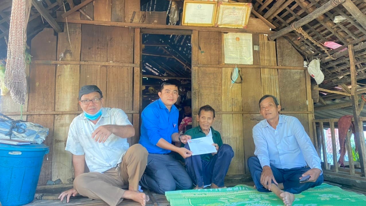 Đoàn huyện Ba Tơ tổ chức tặng quà cựu Thanh niên xung phong có hoàn cảnh khó khăn trên địa bàn Thị trấn Ba Tơ