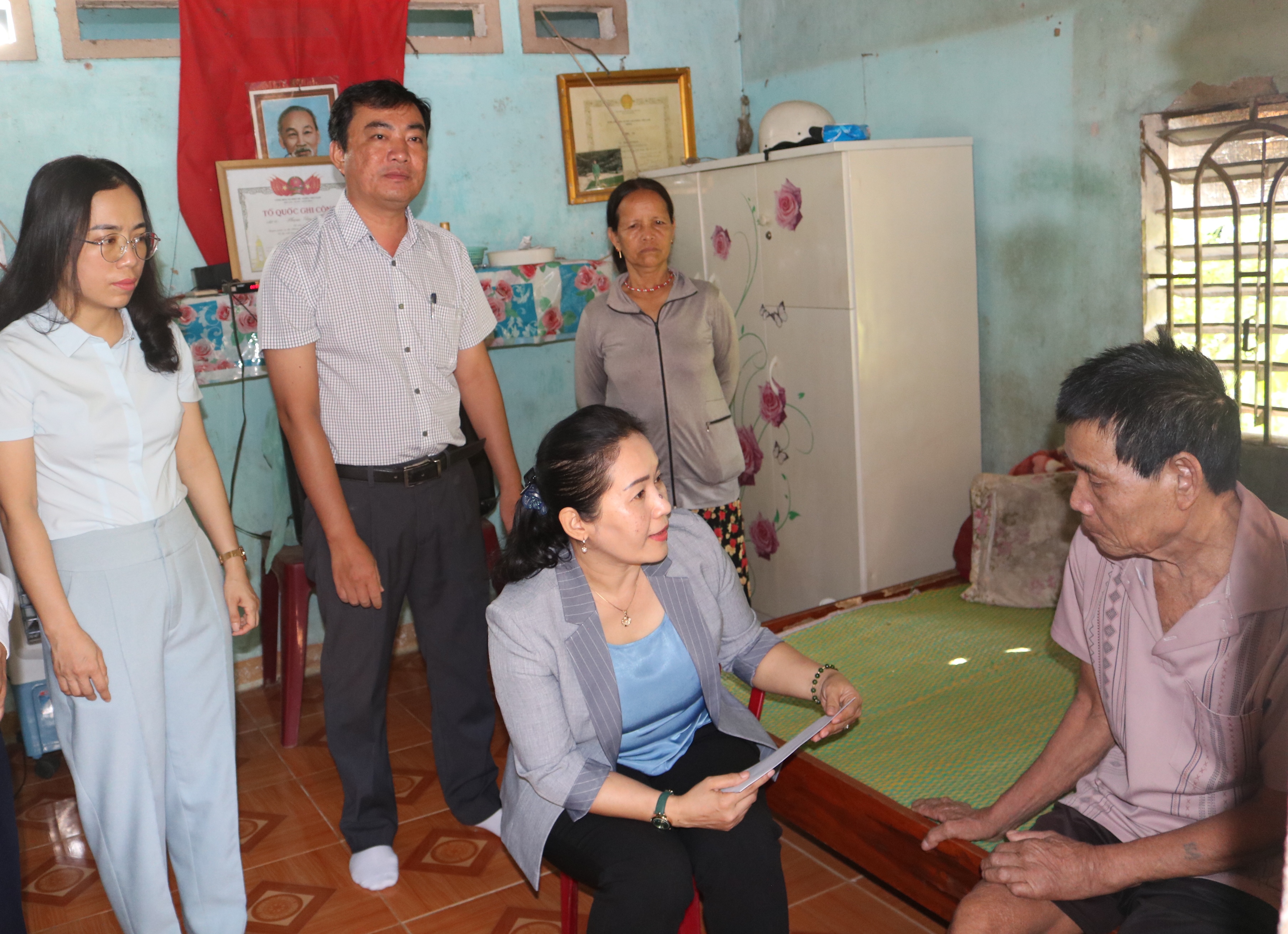 Phó Bí thư Tỉnh ủy Đinh Thị Hồng Minh thăm và tặng quà cho thương, bệnh binh, thân nhân liệt sĩ tại huyện Ba Tơ
