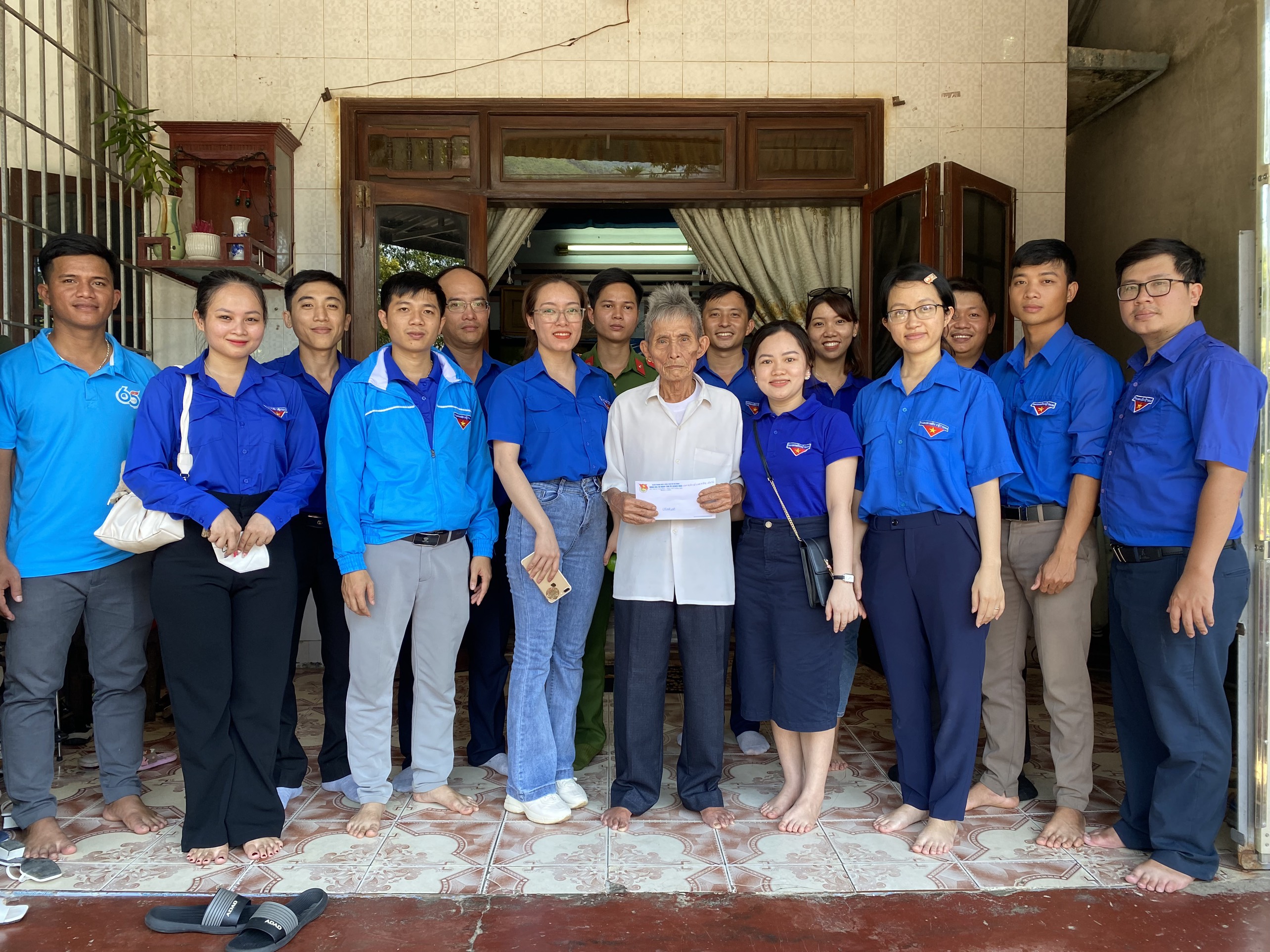 Chi đoàn 11/3 tổ chức thăm, tặng quà các gia đình chính sách ở thị trấn Ba Tơ và xã Ba Cung