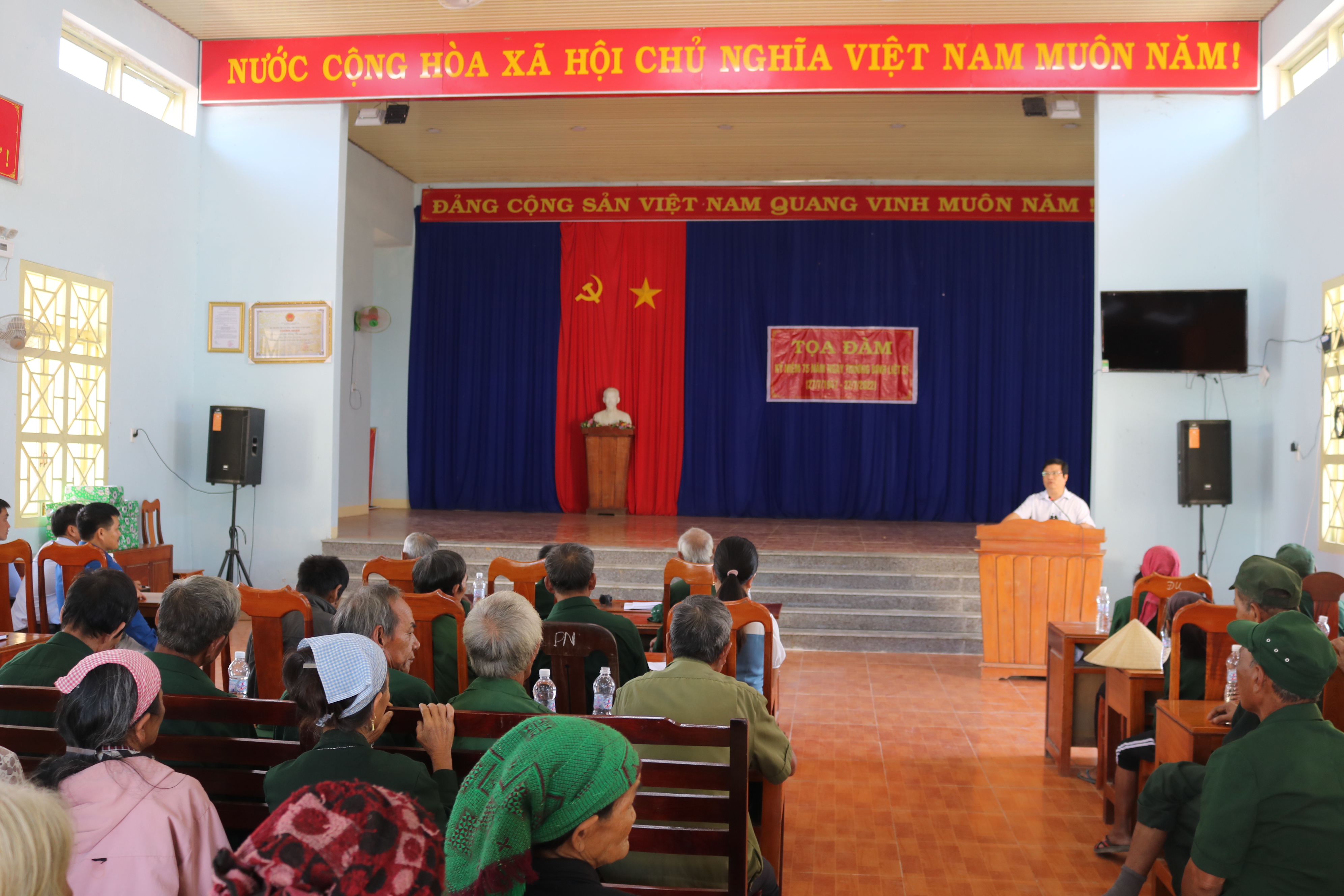 Đồng chí Phạm Giang Nam, Phó Chủ tịch thường trực UBND huyện dự buổi tọa đàm Kỷ niệm 75 năm Ngày Thương binh - Liệt sĩ tại xã Ba Xa