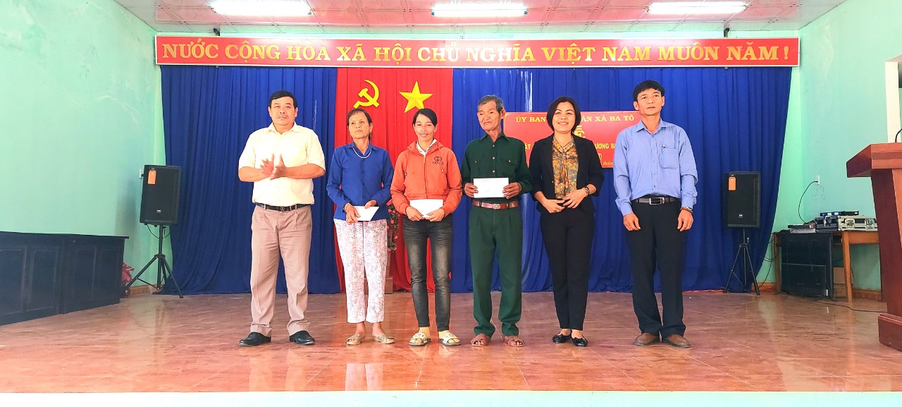 Đoàn công tác số 7 của huyện tặng quà các gia đình chính sách tiêu biểu ở xã Ba Tô và xã Ba Thành